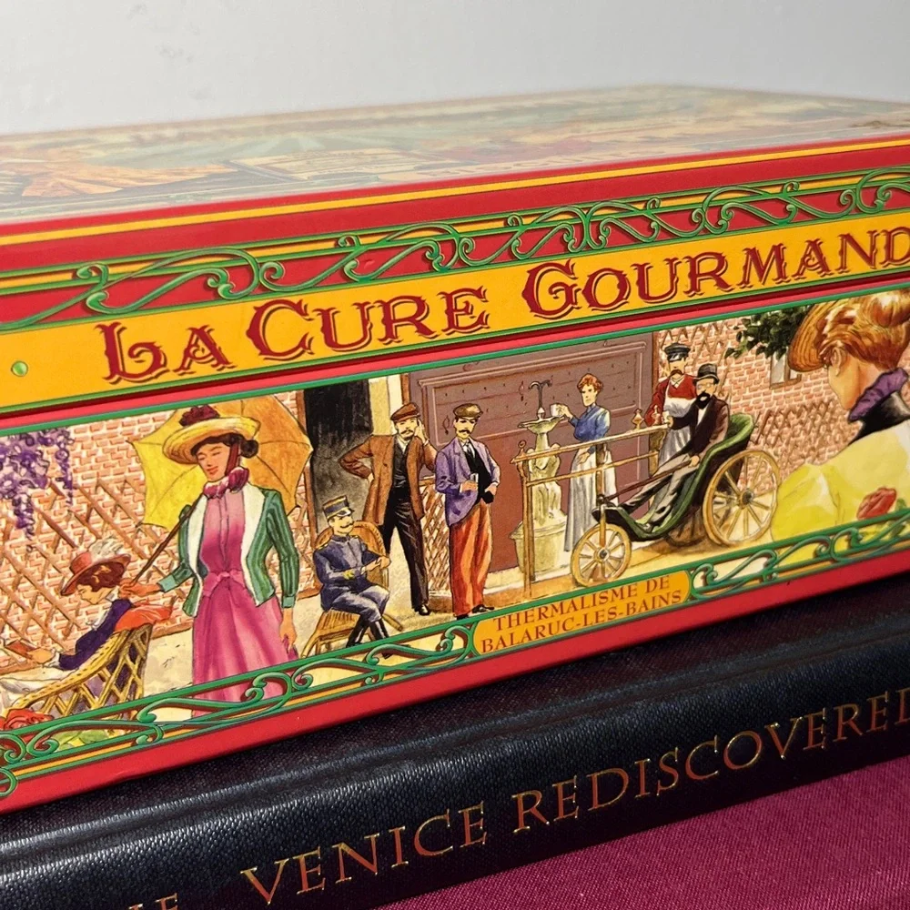 La Cure Gourmande Vintage Gourmet Biscuit Box‎ Chateau Scene France